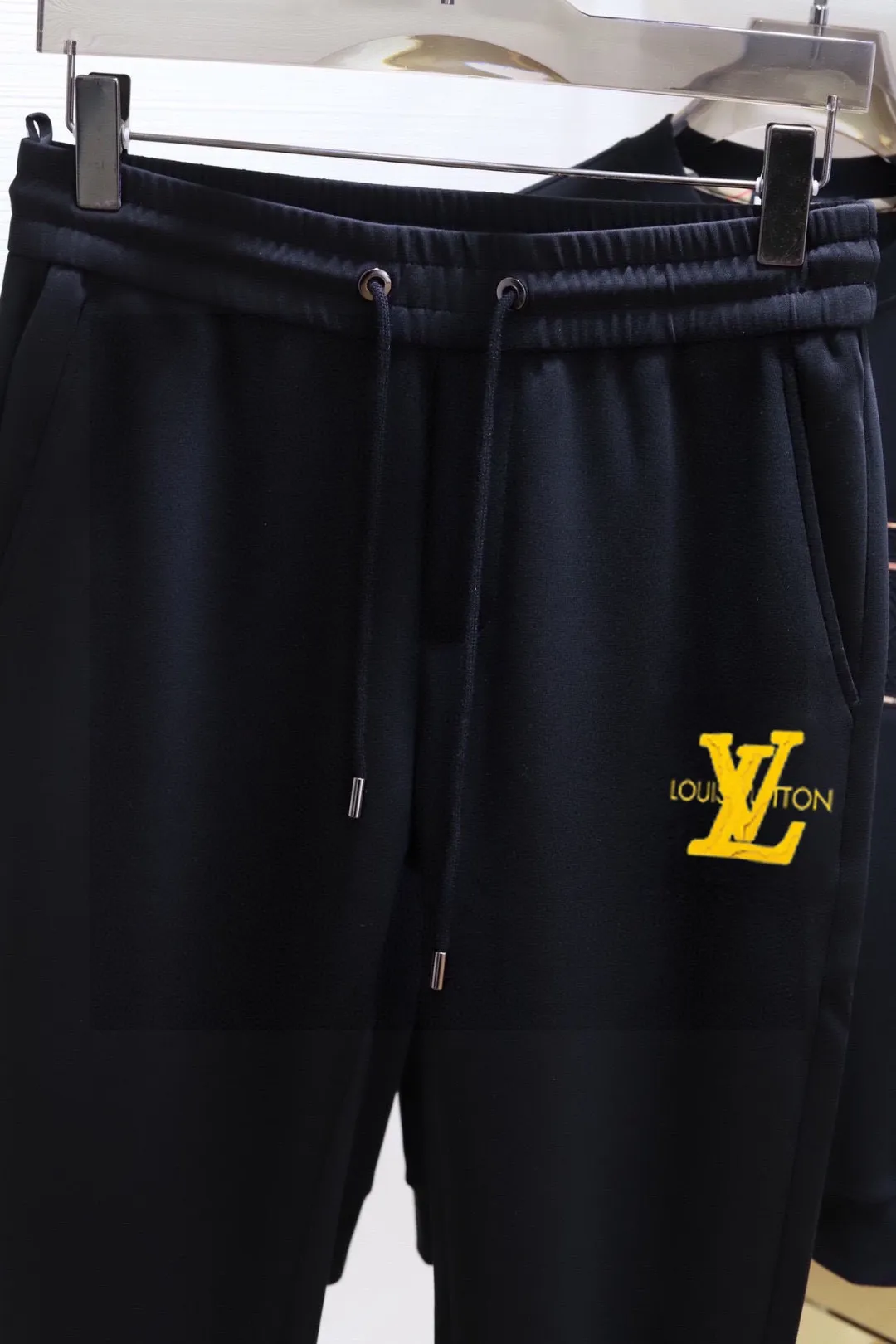 🅿️380 direct batch [LV Louis Vuitton] (Fat Man Gospel) hot-selling suit is coming. Focus on the original version of the official website. 2025 new hot-selling sweatshirt suit. The original order is the best. 🇭🇰The meticulous work of top designers. Just for a fitting and perfect upper body effect. 100% natural high-quality Roman cotton, close-fitting comfort, noble and elegant! Original hardware embodies elegance and nobility! Counter size: M-5XL (maximum wear up to 220 pounds)